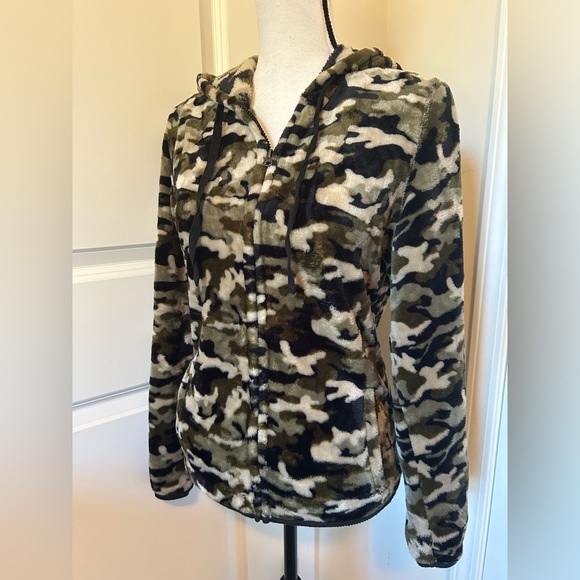 Super soft and comfy fury fuzzy camo zip up sweatshirt with hood - Picture 3 of 5